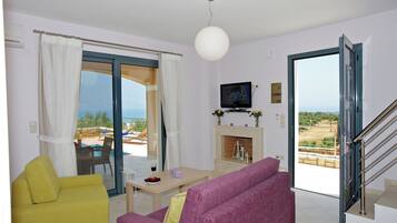 Two Bedroom Villa with Private Pool & Sea View | Aire de séjour | Téléviseur à écran plat, foyer, lecteur de DVD, table de ping-pong
