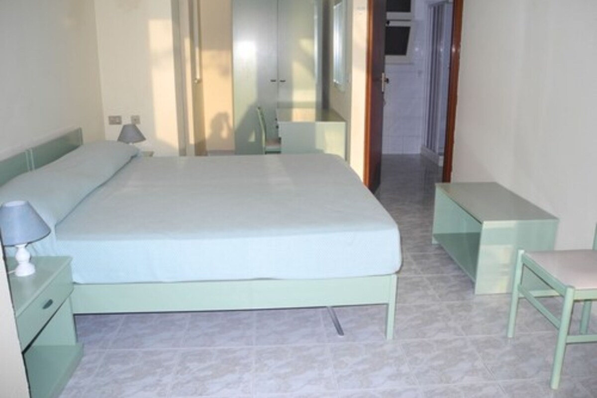 Triple Room | Dilengkapkan perabot secara berasingan, langsir/tirai gelap terus 