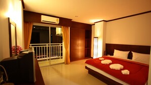 View from room - Sharaya Patong Hotel (Patong)