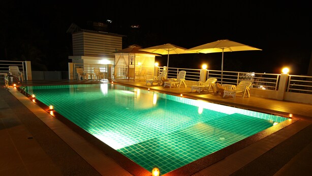 Outdoor pool - Sharaya Patong Hotel (Patong)