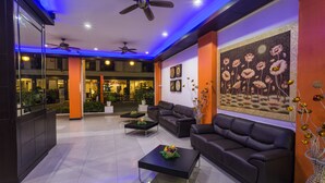 Lobby sitting area - Sharaya Patong Hotel (Patong)