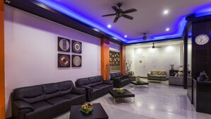 Lobby sitting area - Sharaya Patong Hotel (Patong)