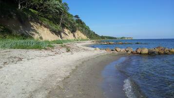Playa en los alrededores y toallas de playa