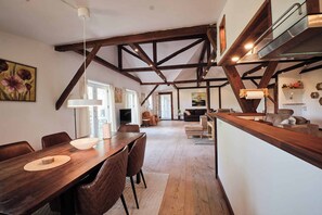 Penthouse Suite | 起居區 | 平面電視、 DVD 播放機、足球台、玩具
