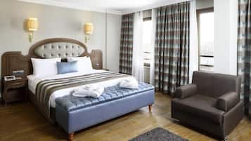 Deluxe tweepersoonskamer, 1 queensize bed, uitzicht op zee | Een minibar, een kluis op de kamer, een bureau, geluiddichte muren