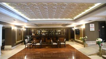 2 restaurantes, se sirven desayunos, comidas, cenas y cocina turca