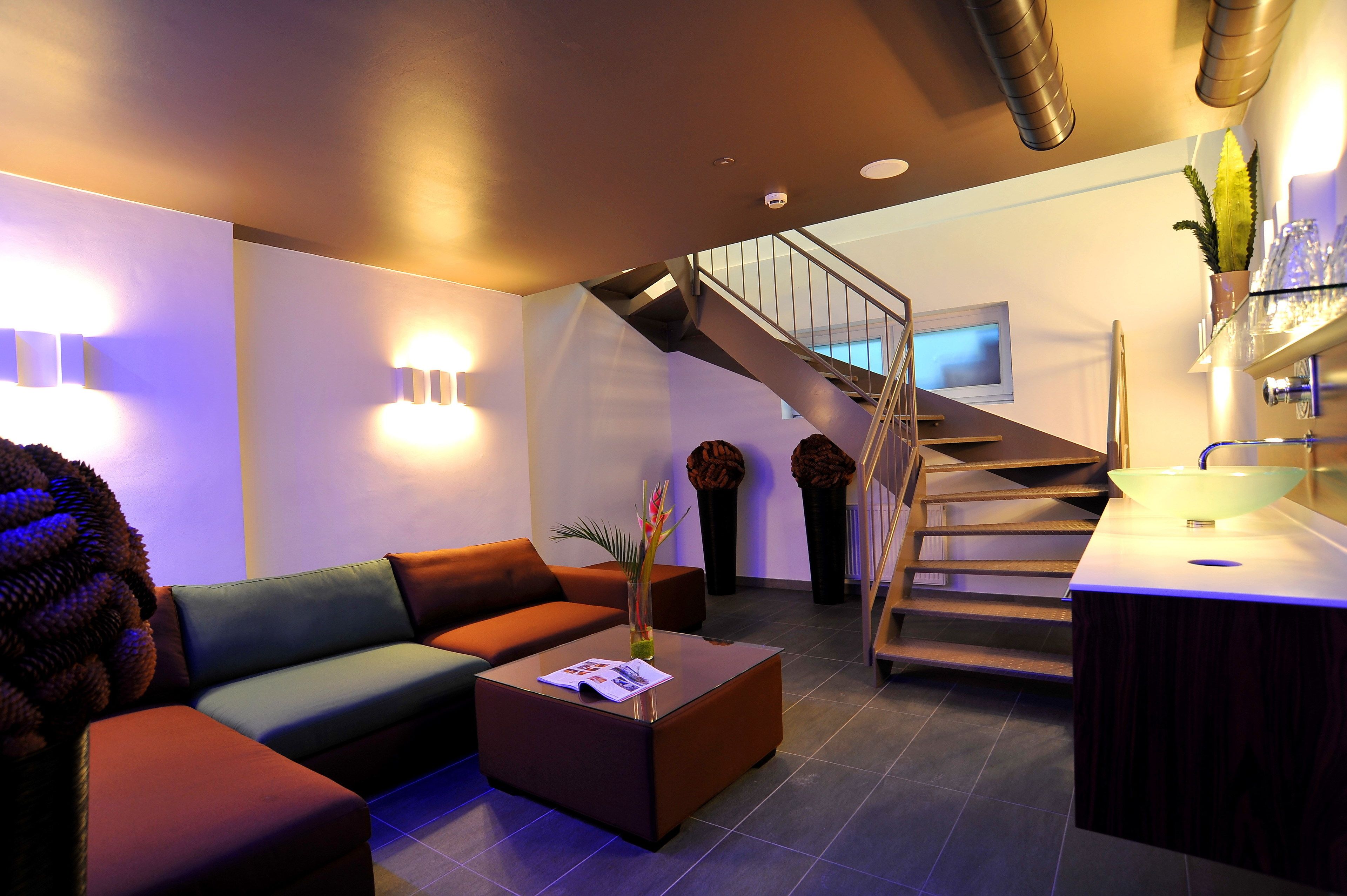 sauna, steam room, hydrotherapy, aromatherapy, hot stone massages