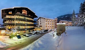 Vista frontal de la propiedad por la tarde o noche