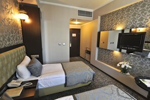 Standard Room, 1 Double or 2 Twin Beds | Minibar, in-room safe, soundproofing, iron/ironing board - Hotel Princess Old City (Istanbul)
