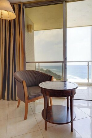 خزنة داخل الغرفة ومكتب وأسرّة أطفال/رضّع وأسرّة قابلة للطي