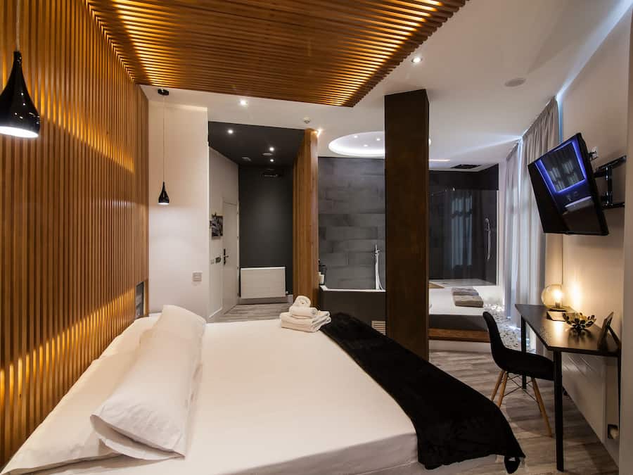 Habitación Premium doble, bañera de hidromasaje (Lujo) | Colchones viscoelásticos, minibar, caja fuerte y cortinas opacas