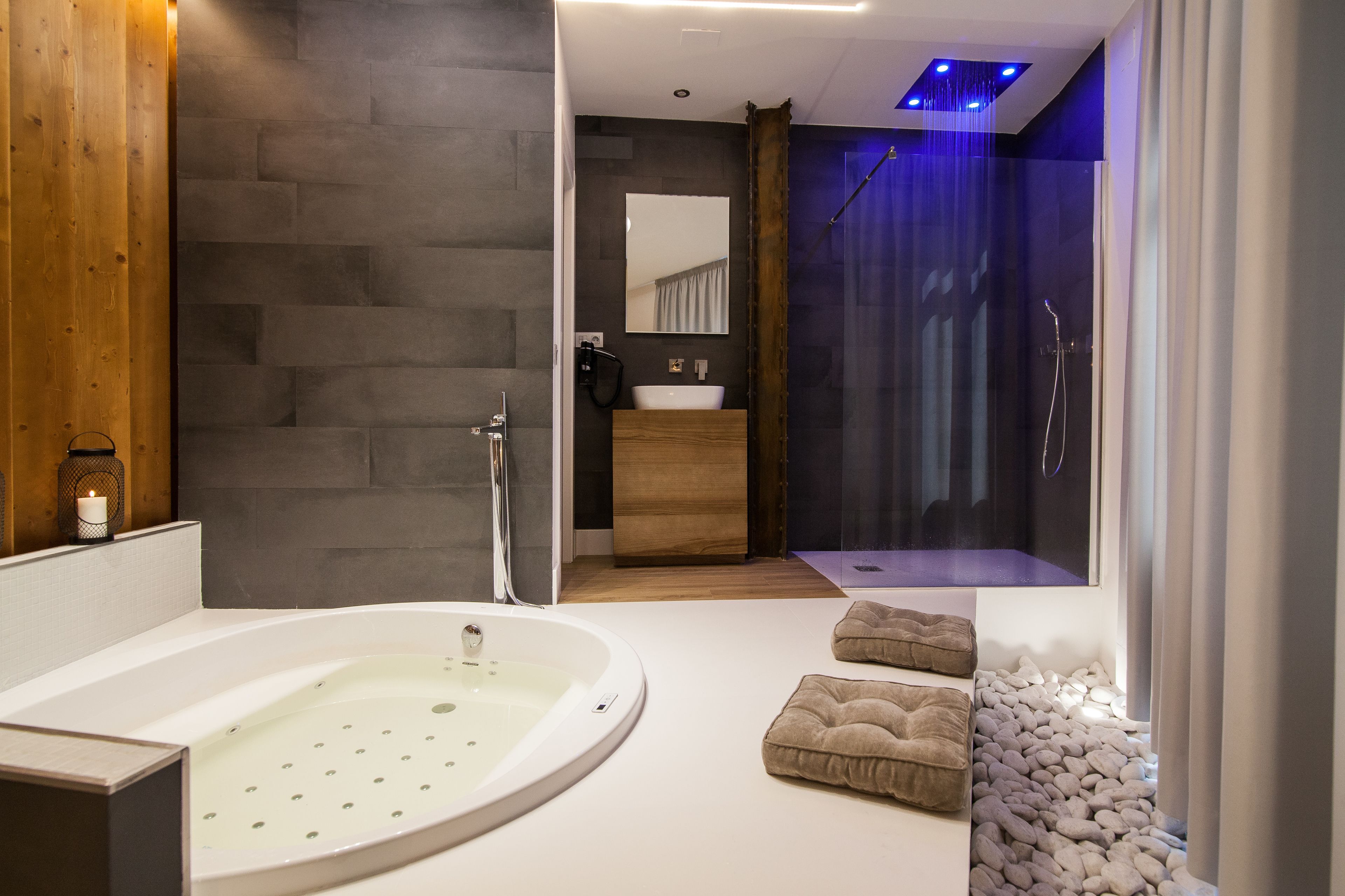 Premium Double Room, Jetted Tub (Lujo) | Bathroom | Shower, hair dryer, towels