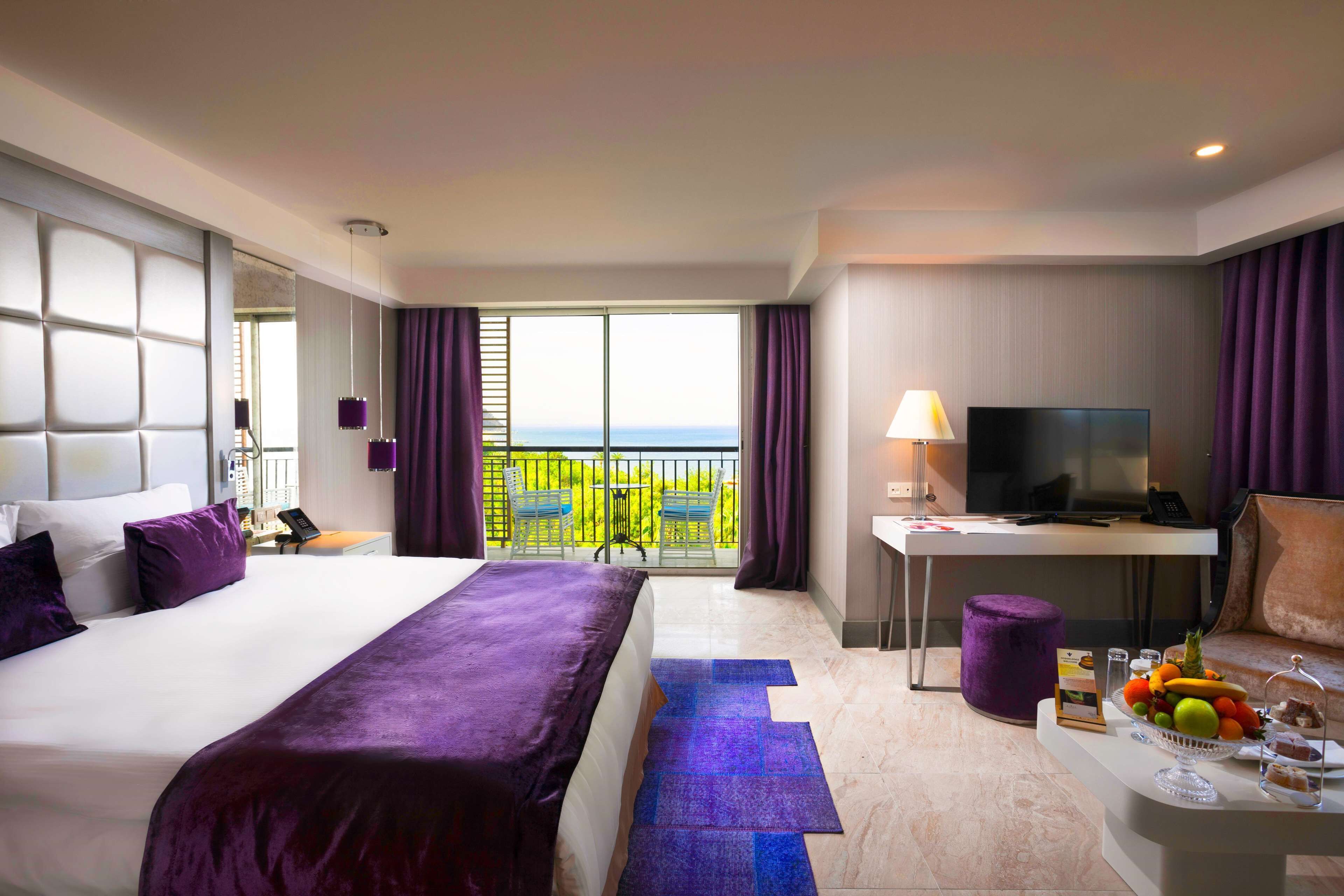 Minibar con snack e bevande gratuite, una cassaforte in camera