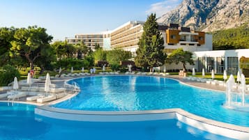 Een binnenzwembad, een seizoensgebonden buitenzwembad