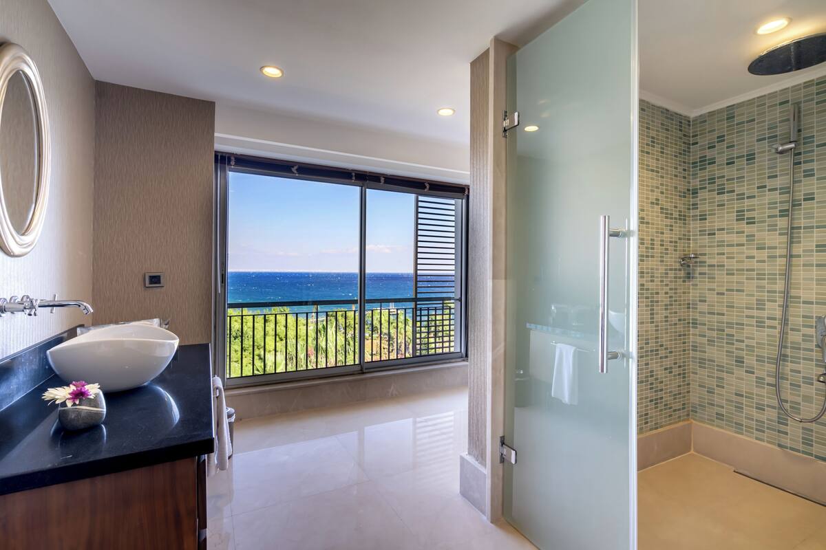 presidential suite, 1 king bed | free minibar, in-room safe, desk, soundproofing