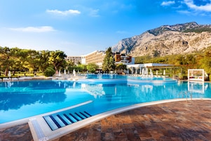 Indoor pool, seasonal outdoor pool, sun loungers