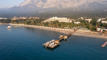 Privatstrand, Liegestühle, Sonnenschirme, Strandtücher