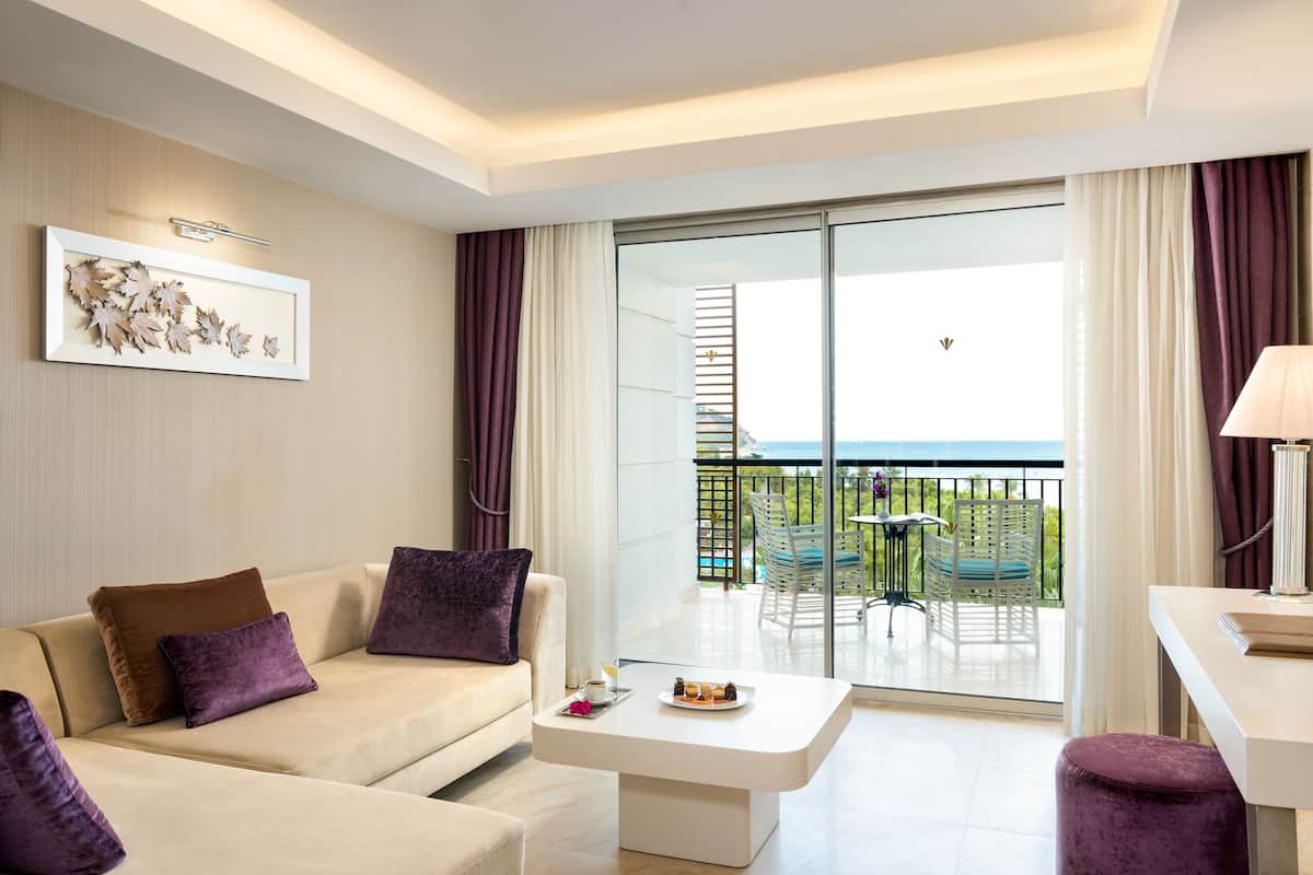 deluxe room, 1 king bed, sea view | free minibar, in-room safe, desk, soundproofing