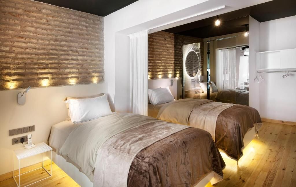 ห้องซูพีเรียสวีท | ผ้าปูที่นอนฝ้ายอียิปต์, เครื่องนอนระดับพรีเมียม, ผ้านวมขนเป็ด