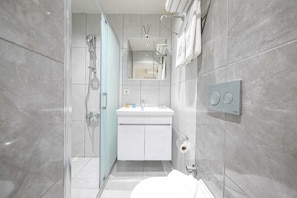 Family Suite | Bathroom | Free toiletries, hair dryer, slippers, towels - Nuru Ziya Residence (Istanbul)