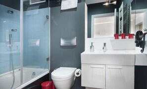 Nhà Duplex, hiên | Phòng tắm | Đồ dùng nhà tắm miễn phí, máy sấy tóc, dép đi trong nhà 