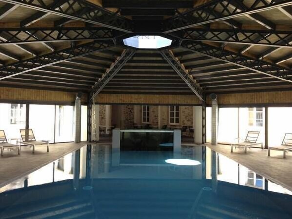 Piscine couverte, chaises longues