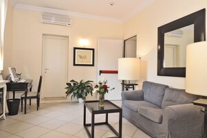 Coin salon dans le hall