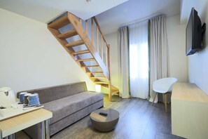 Quarto superior, várias camas | Cofres nos quartos, quartos à prova de som