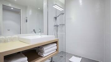 Artículos de higiene personal ecológicos, secador de pelo y toallas