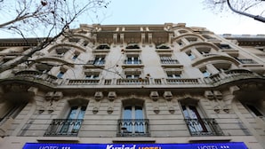 Fachada de hotel con un cartel que dice "Kyriad Hotel".
