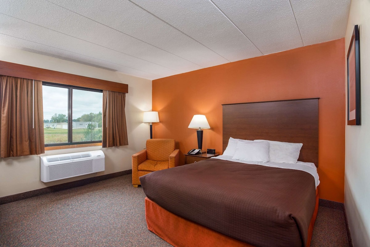 1 bedroom, hypo-allergenic bedding, desk, laptop workspace