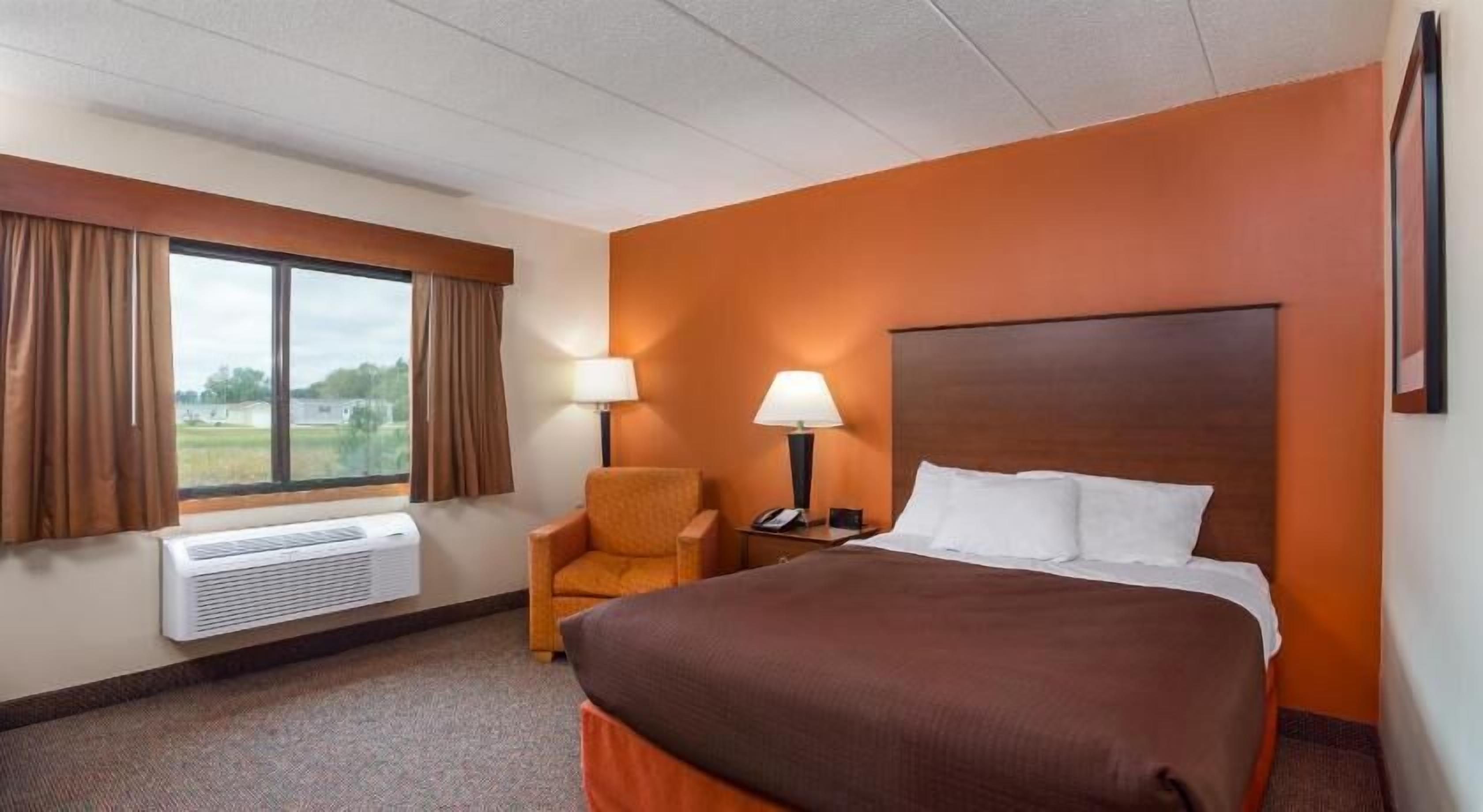 1 bedroom, hypo-allergenic bedding, desk, laptop workspace