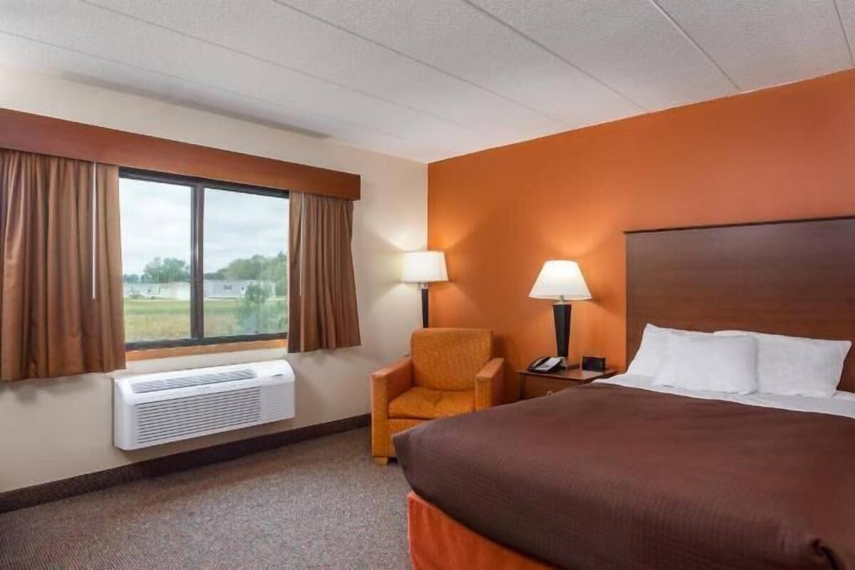 1 bedroom, hypo-allergenic bedding, desk, laptop workspace