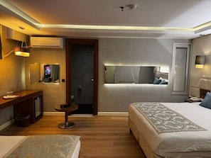 2 bedrooms, minibar, in-room safe, desk