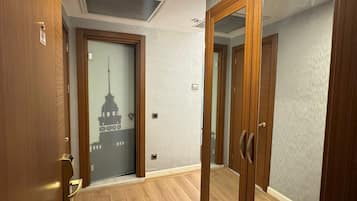 ميني بار وخزنة داخل الغرفة ومكتب ومساحة عمل للكمبيوتر المحمول