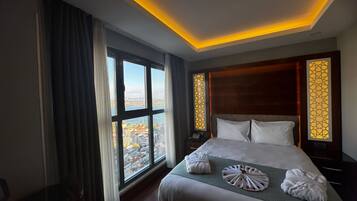 ميني بار وخزنة داخل الغرفة ومكتب ومساحة عمل للكمبيوتر المحمول