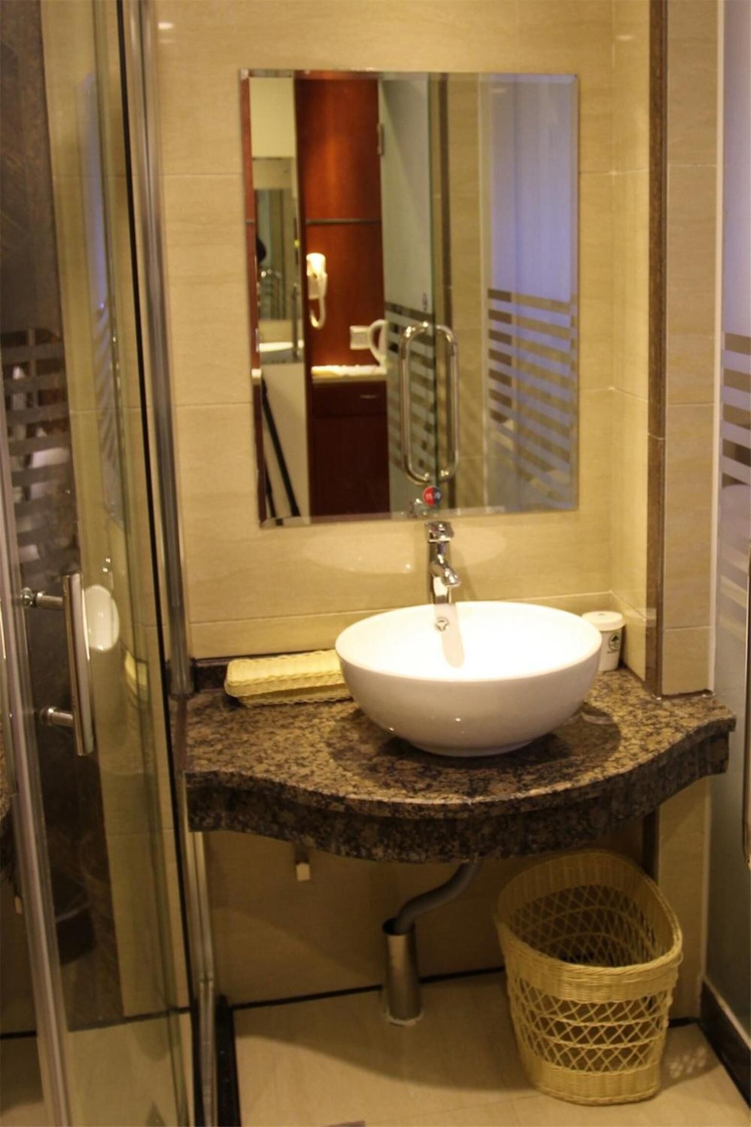 rainfall showerhead, hair dryer, towels