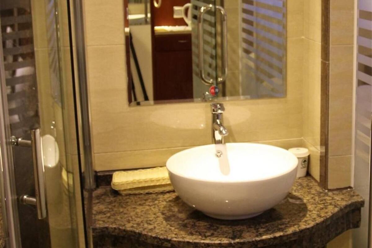 rainfall showerhead, hair dryer, towels