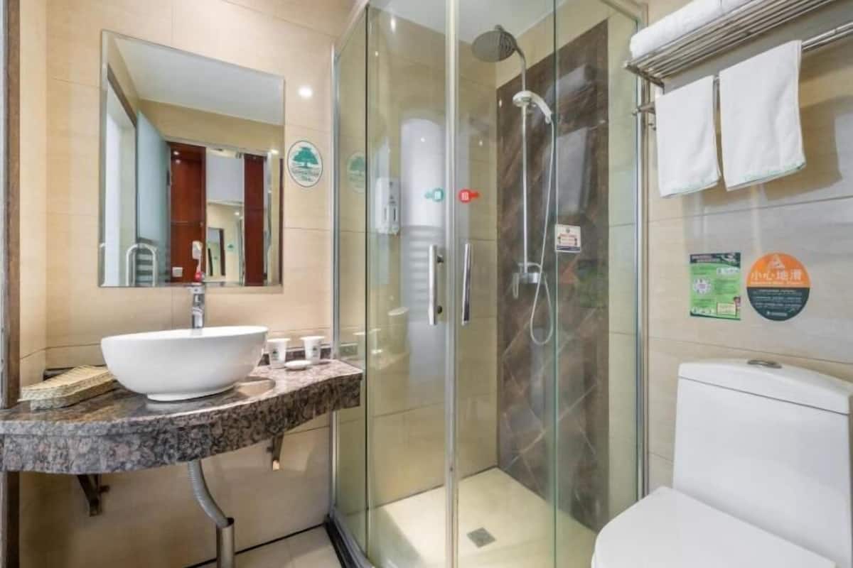 rainfall showerhead, hair dryer, towels