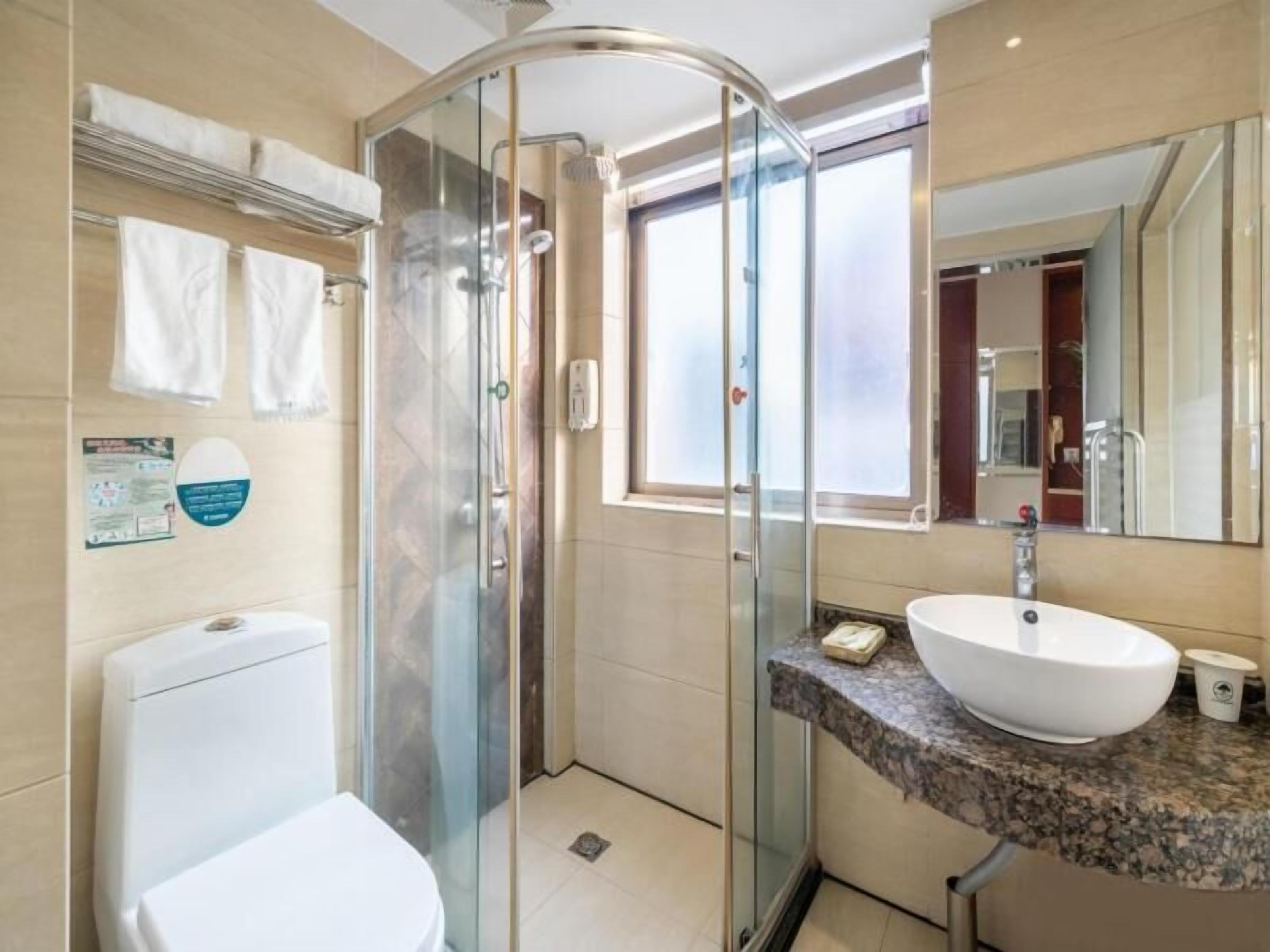 rainfall showerhead, hair dryer, towels