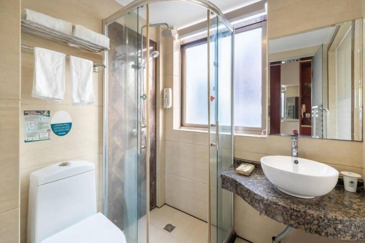 rainfall showerhead, hair dryer, towels