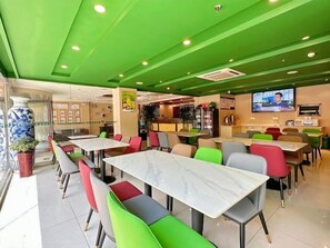 S'hi serveixen esmorzars