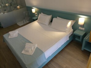 Habitación doble exclusiva, 1 cama matrimonial | Caja de seguridad en la habitación y wifi gratis 