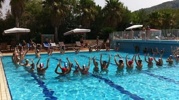 3 piscines extérieures, chaises longues