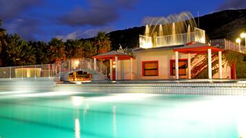 3 albercas al aire libre y camastros