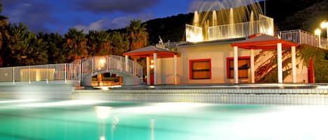 3 piscine all'aperto, lettini