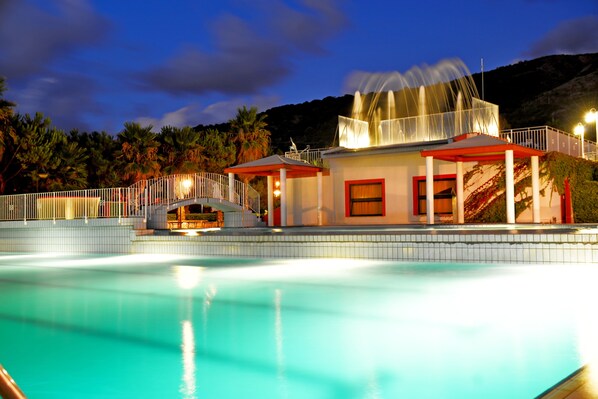 3 outdoor pools, sun loungers