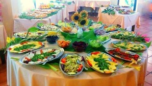 Une table de buffet garnie de divers plats et décorée de tournesols.