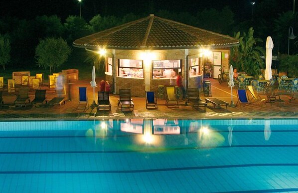 3 outdoor pools, pool loungers