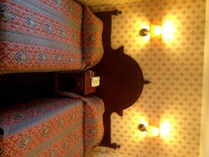 Standard tvåbäddsrum | Skrivbord, strykjärn/strykbräda och gratis wi-fi